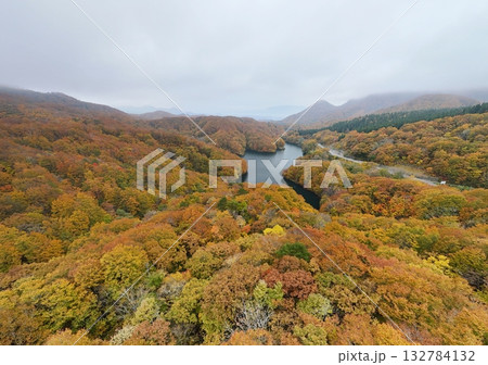 紅葉の鍋越峠　空撮 132784132