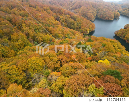 紅葉の鍋越峠　空撮 132784133
