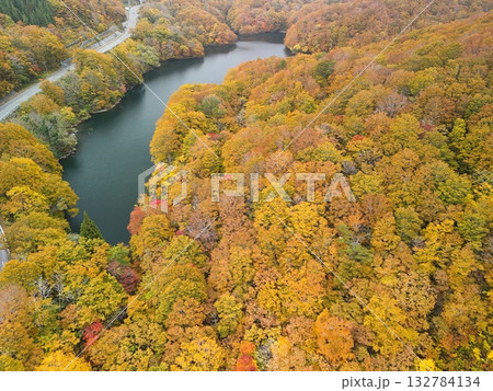 紅葉の鍋越峠　空撮 132784134