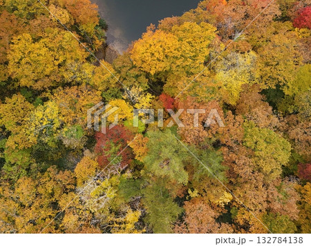 紅葉の鍋越峠　空撮 132784138