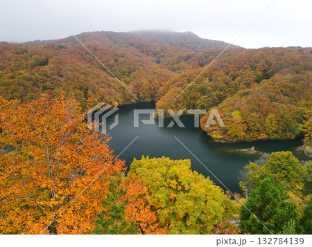 紅葉の鍋越峠　空撮 132784139