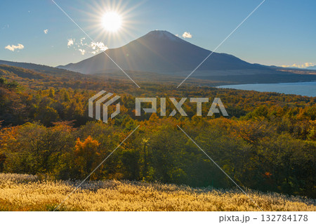 秋の山中湖　パノラマ台からの夕日 132784178