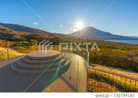 秋の山中湖 パノラマ台からの夕日 秋の山中湖 パノラマ台からの夕日 132784182