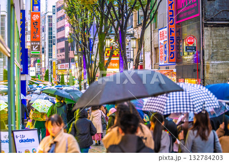 日本の東京都市景観 雨の日。外国人観光客で賑わうMOA2番街や歌舞伎町などを望む＝26日 132784203