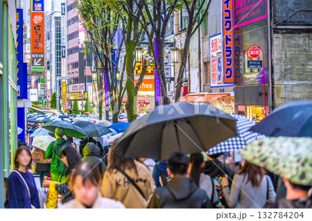 日本の東京都市景観 雨の日。外国人観光客で賑わうMOA2番街や歌舞伎町などを望む＝26日 132784204