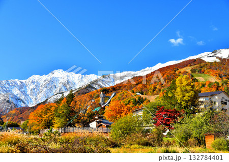 白馬八方温泉街より白馬八方尾根スキー場、五竜岳方面を望む(長野県白馬村)【2025.11】 132784401