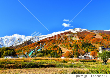 白馬八方温泉街より白馬八方尾根スキー場、五竜岳方面を望む(長野県白馬村)【2025.11】 132784455