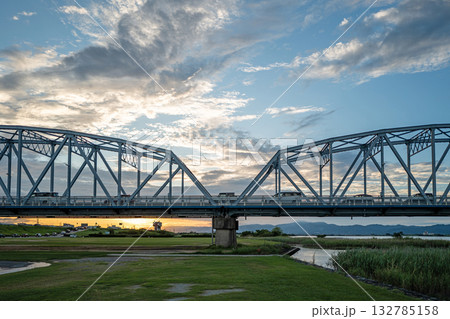夕暮れの吉野川橋 132785158