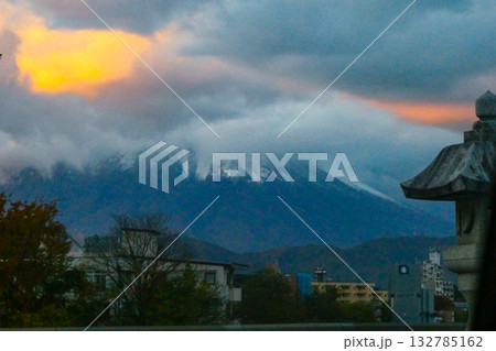 岩手山の雪が降った山頂に覆いかぶさる雲の夕景 132785162