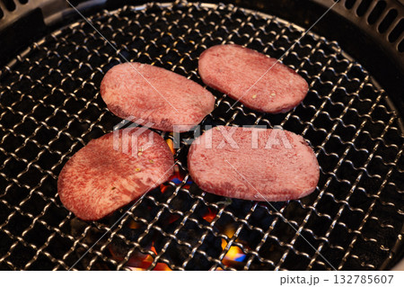 おいしい焼き肉屋の上牛タン塩 おいしい焼き肉屋の上牛タン塩 132785607