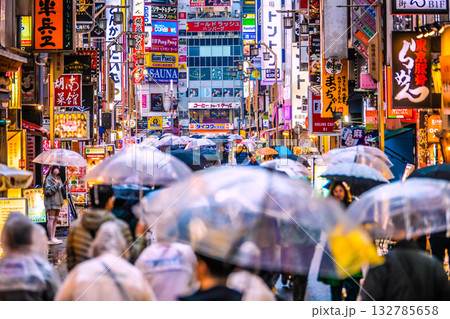 日本の東京都市景観 インバウンド続く…外国人観光客らで賑わう歌舞伎町・劇場通り一番街＝26日 132785658