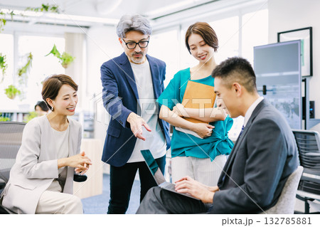 クリエイティブなビジネスチーム クリエイティブなビジネスチーム 132785881