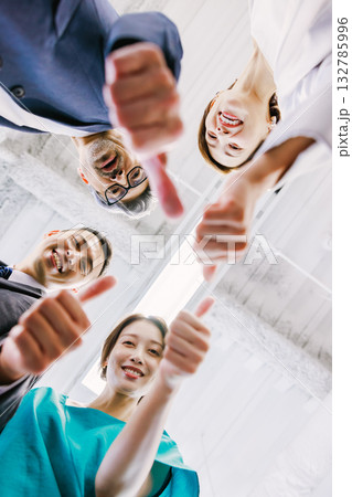 オフィスで円陣を組む男女 132785996