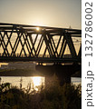 夕日に照らされる鉄橋 132786002