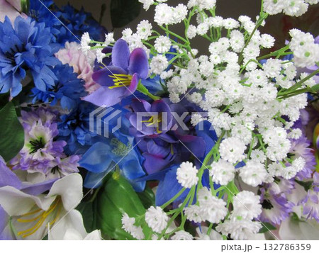 カラフルな造花の花束 カラフルな造花の花束 132786359