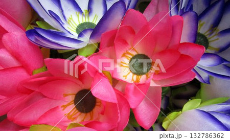 カラフルな造花の花束 カラフルな造花の花束 132786362