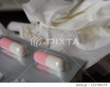 鼻炎症状_ティッシュと鼻炎薬のアップ 鼻炎症状_ティッシュと鼻炎薬のアップ 132786374