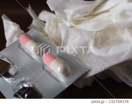 鼻炎症状＿ティッシュと鼻炎薬のななめ 132786376