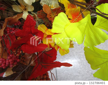カラフルな紅葉の造花 132786401