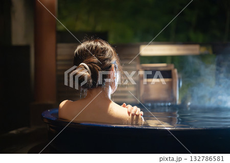 温泉に入る女性 温泉に入る女性 132786581