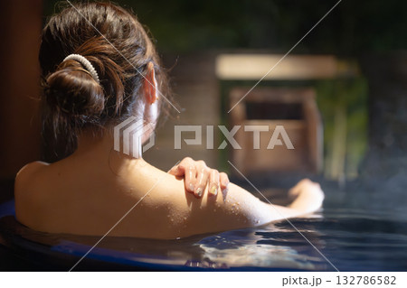 温泉に入る女性 温泉に入る女性 132786582