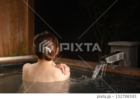 温泉に入る女性 温泉に入る女性 132786583