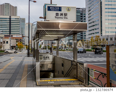 東京メトロ「豊洲駅」6a出入口の駅名表示 132786974