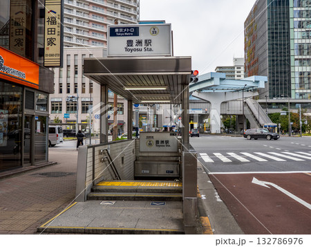 東京メトロ「豊洲駅」4番出入口の駅名表示 東京メトロ「豊洲駅」4番出入口の駅名表示 132786976