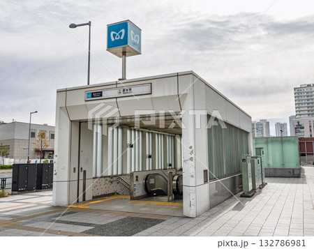 東京メトロ「豊洲駅」2a出入口の駅名表示 東京メトロ「豊洲駅」2a出入口の駅名表示 132786981