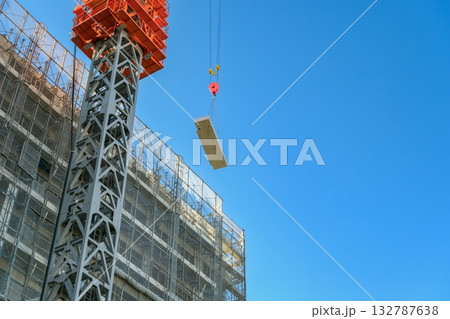 分譲マンションの建設現場と揚重作業 132787638