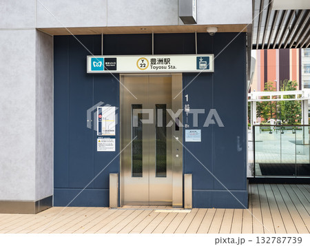東京メトロ「豊洲駅」2b出入口の駅名表示 東京メトロ「豊洲駅」2b出入口の駅名表示 132787739