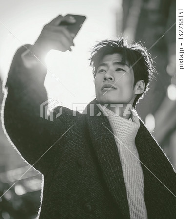 自撮りする若い男性 132788151