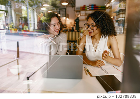 experts share visions, professionals exchange thoughts and outline plans during casual chat experts share visions, professionals exchange thoughts and outline plans during casual chat 132789839