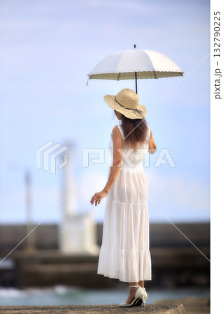 日傘をさす女性 132790225