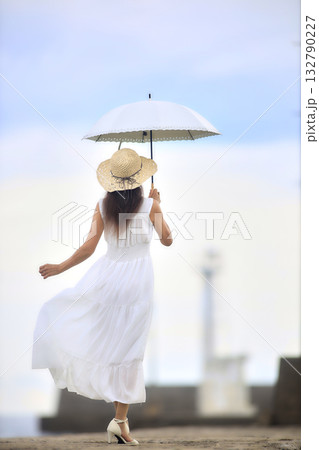 日傘をさす女性 132790227