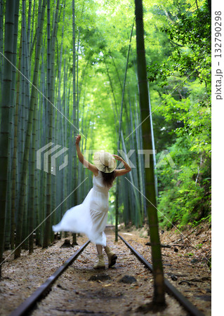 竹林を見上げる女性 132790298