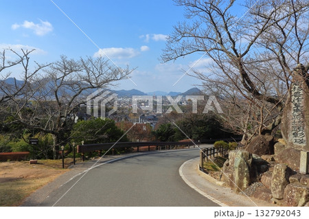吉田松陰誕生の地から眺める萩の街並み（高杉晋作草庵跡地顕彰碑前） 132792043