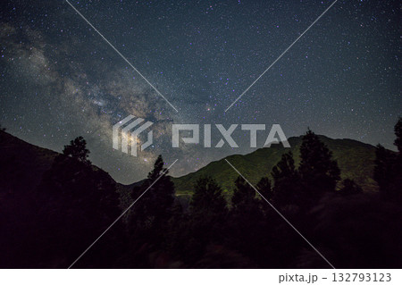 天の川　神が宿る夜空　洋上アルプス屋久島(夏 132793123