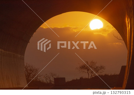 神が宿る島の絶景　夕日とトンネル　屋久島(12月 132793315