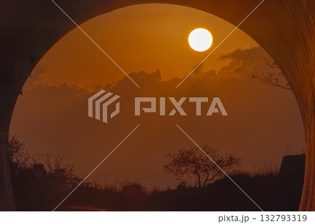 神が宿る島の絶景　夕日とトンネル　屋久島(12月 132793319