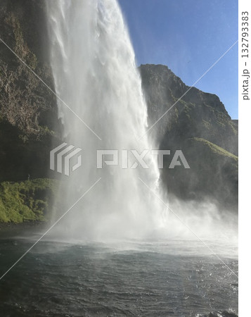アイスランドの南部の滝、セリャラントスフォスの滝の滝壺の左側から見た風景です。 132793383