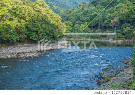 宇治川に架かる吊り橋　天ケ瀬橋　京都府宇治市 132793814