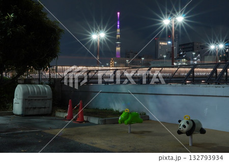 子供達が帰った下町の児童公園 132793934