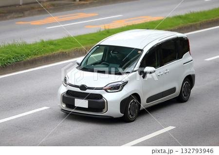 白いミニバン　イメージ 132793946