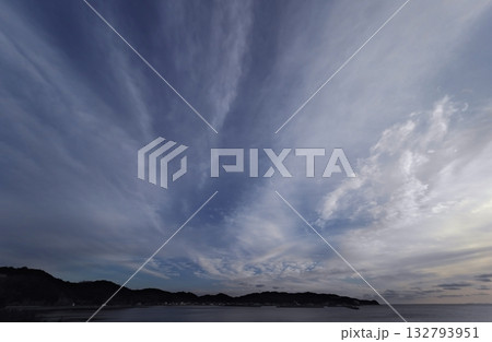 多様な雲が放射状に広がった夕方の空・冬・超広角・空主体・240202pm 多様な雲が放射状に広がった夕方の空・冬・超広角・空主体・240202pm 132793951