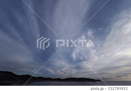 多様な雲が放射状に広がった夕方の空・冬・超広角・空主体・240202pm 132793952