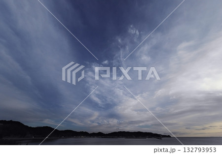 多様な雲が放射状に広がった夕方の空・冬・超広角・空主体・240202pm 132793953