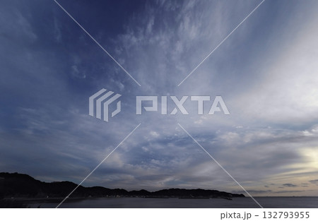 多様な雲が放射状に広がった夕方の空・冬・超広角・空主体・240202pm 多様な雲が放射状に広がった夕方の空・冬・超広角・空主体・240202pm 132793955