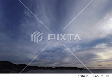 多様な雲が放射状に広がった夕方の空・冬・超広角・空主体・240202pm 多様な雲が放射状に広がった夕方の空・冬・超広角・空主体・240202pm 132793956