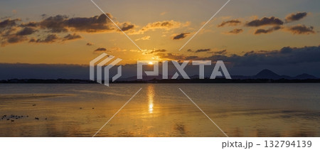 琵琶湖に昇る幻想的な朝焼けの情景 132794139
